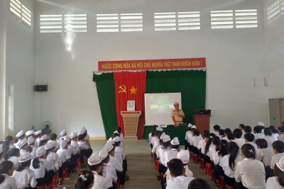 Tuyên truyền giáo dục pháp luật về an toàn giao thông và kí cam kết thực hiện an toàn giao thông cho học sinh THCS Long Sơn